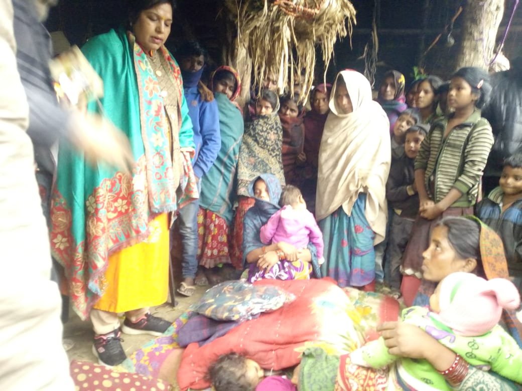 बाघ के हमले में अधेड़ की मौत के बाद परिजनों से मिलने पहुंची बलहा विधायक सरोज सोनकर, परिजनों को दिया हर संभव मदद का आश्वासन | New India Times