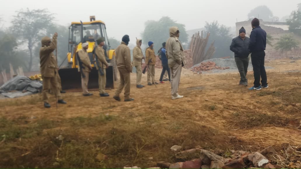 धौलपुर के सैंपऊ कस्बे में कई टन अवैध चम्बल बजरी का स्टॉक जब्त, पुलिस एवं वन विभाग की संयुक्त टीम ने कि कार्रवाई, रेता माफिया में मचा हड़कंप | New India Times