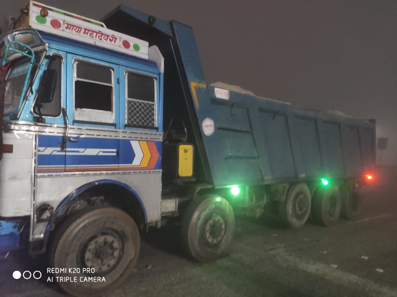 मध्य प्रदेश पुलिस की नाकाबंदी तोड़कर भागे अवैध चंबल बजरी से भरे दो ट्रकों को धौलपुर में नाकाबंदी कर पकड़ा | New India Times