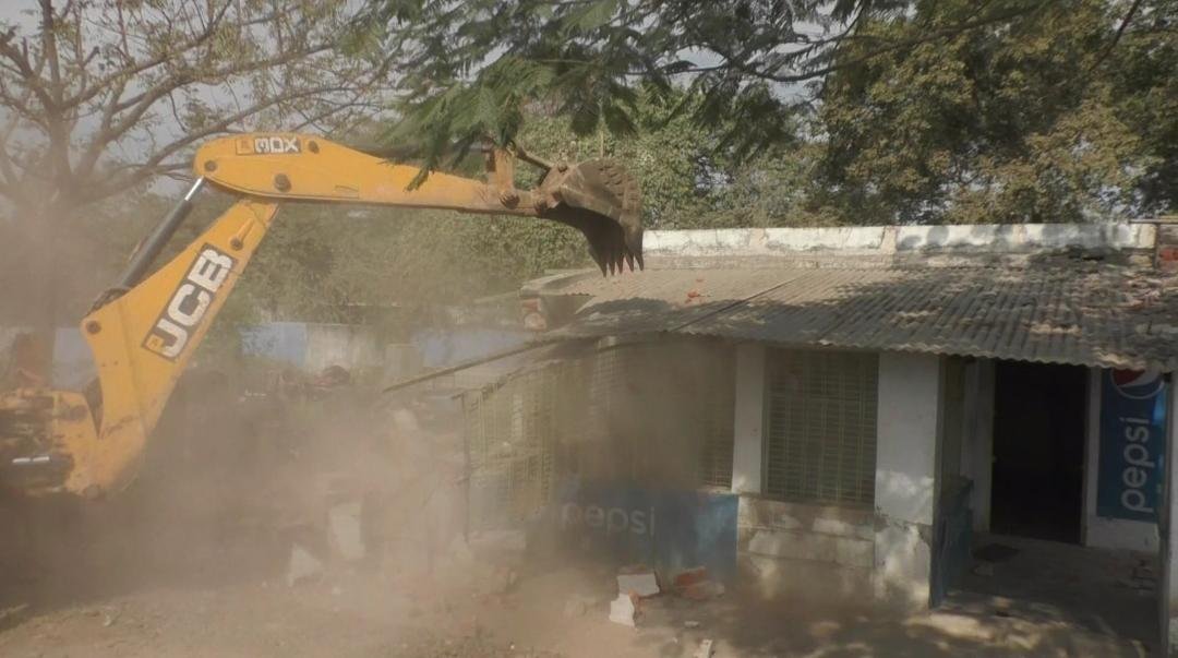 मेघनगर में बड़े-बड़े भूमाफियाओं को छोड़कर गरीबों की छोटी-छोटी दुकानों पर चला बुलडोजर, प्रशासन की कार्यशैली पर लगा सवालिया निशान | New India Times