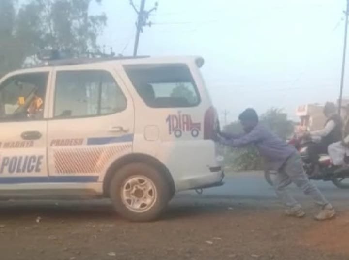 पुलिस की डायल 100 बनी धक्का प्लेट | New India Times