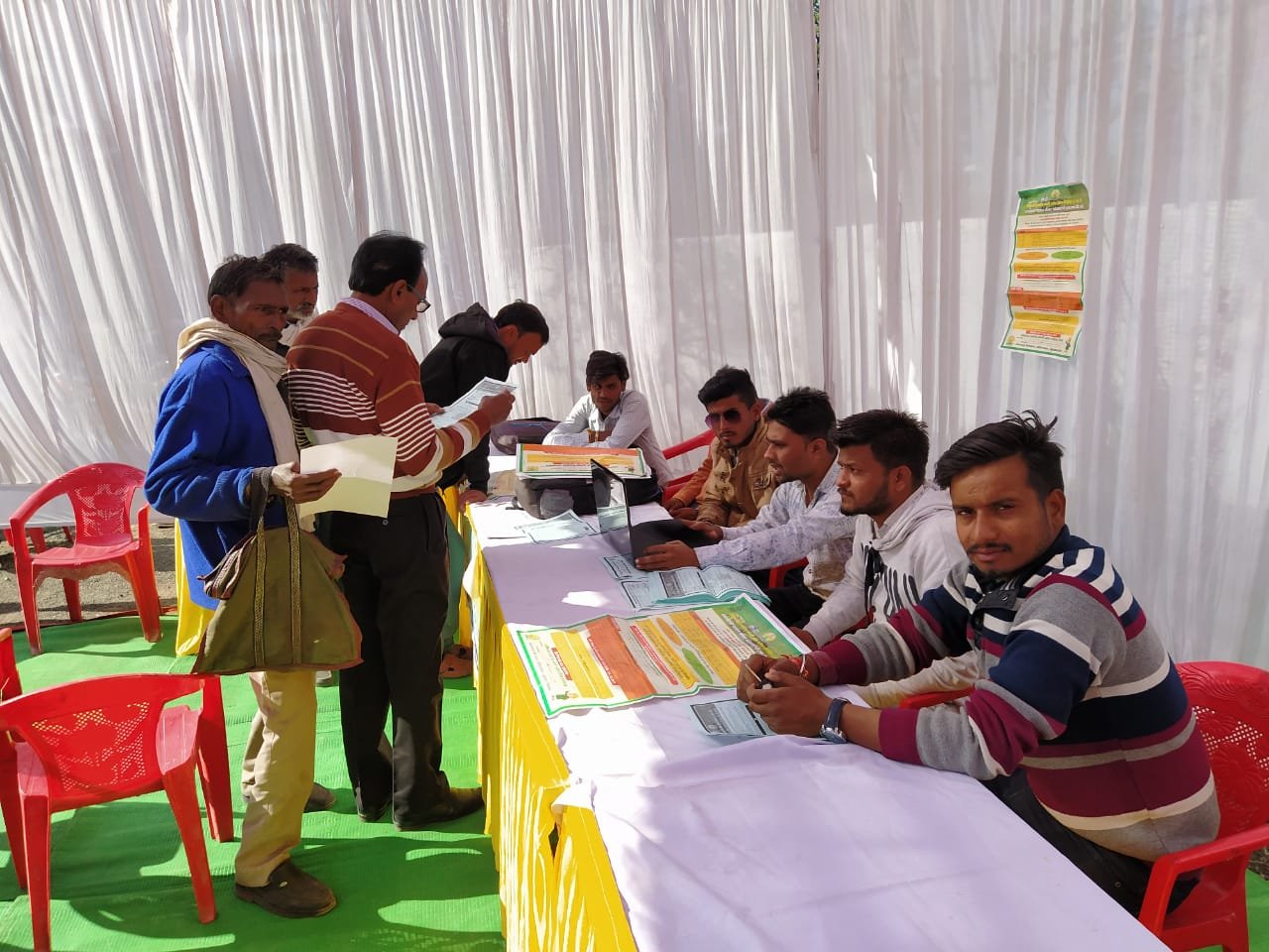 प्रधानमंत्री फसल बीमा योजना की जानकारी के लिए लगा एआईसी कैंप | New India Times