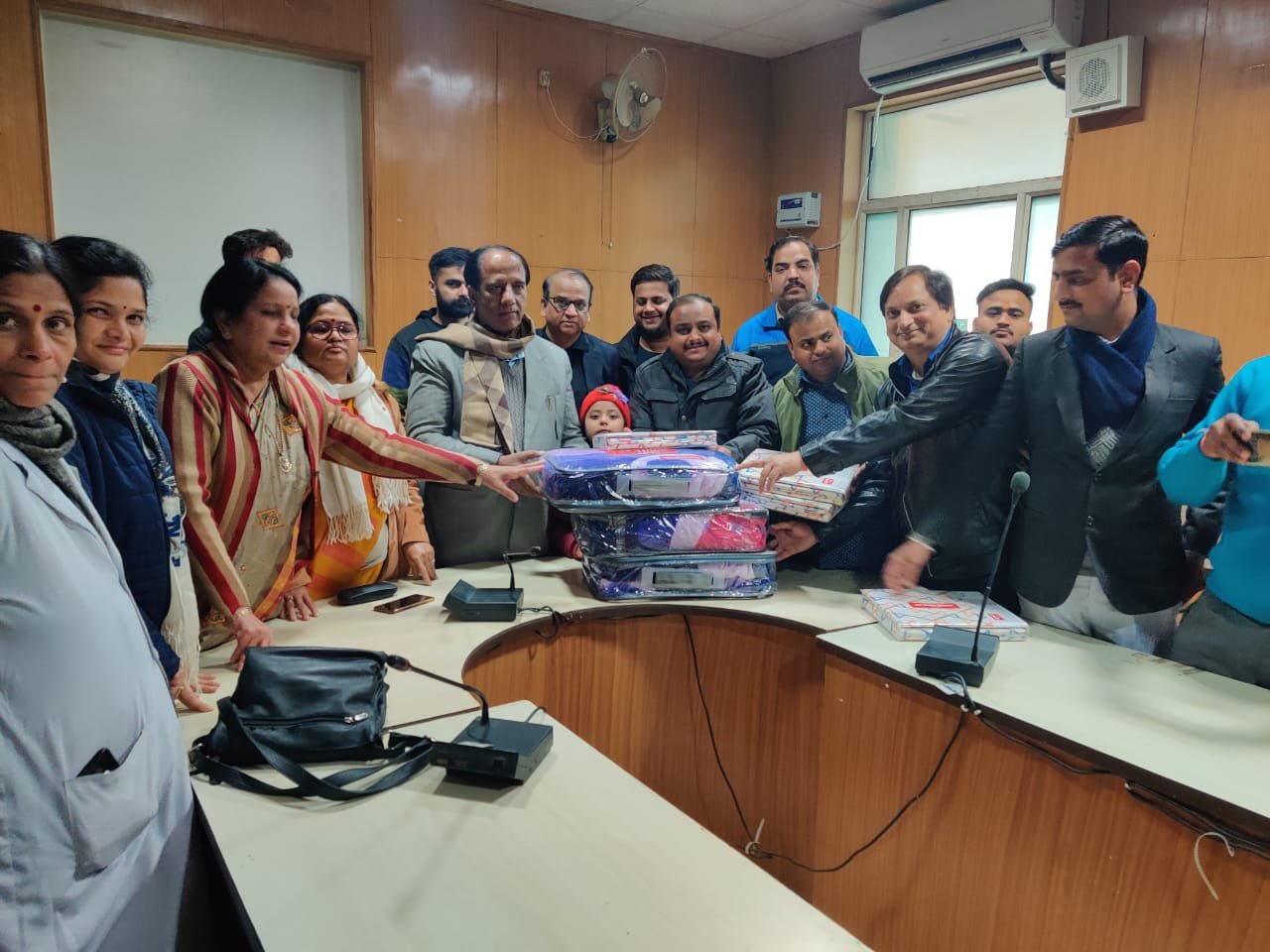 अधिवक्ता जीतेश शर्मा ने पिता की स्मृति में कमलाराजा अस्पताल में कंबल, चादर व मशीन की भेंट | New India Times