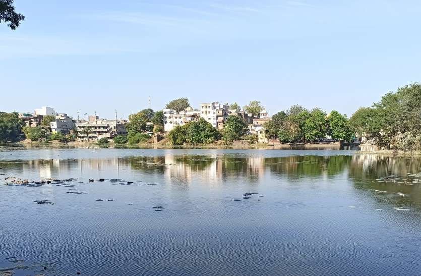 बहादुर सागर तालाब के अतिक्रमण की जगह गुमटियां हटाने में लगा है प्रशासन, बड़े-बड़े भूमाफिया आज भी हैं सरकारी जमीनों पर काबिज़ | New India Times