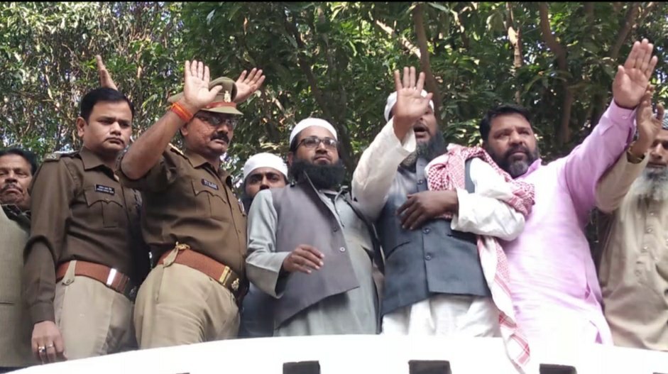 मुस्लिम धर्मगुरु (मौलाना) को तालिबानी और पाकिस्तानी कह कर दुर्व्यवहार करने का पुलिस पर लगा आरोप, दोषी पुलिस कर्मी के माफी मांगने पर हुआ मामला रफा-दफा 2 मुस्लिम धर्मगुरु (मौलाना) को तालिबानी और पाकिस्तानी कह कर दुर्व्यवहार करने का पुलिस पर लगा आरोप, दोषी पुलिस कर्मी के माफी मांगने पर हुआ मामला रफा-दफा | New India Times