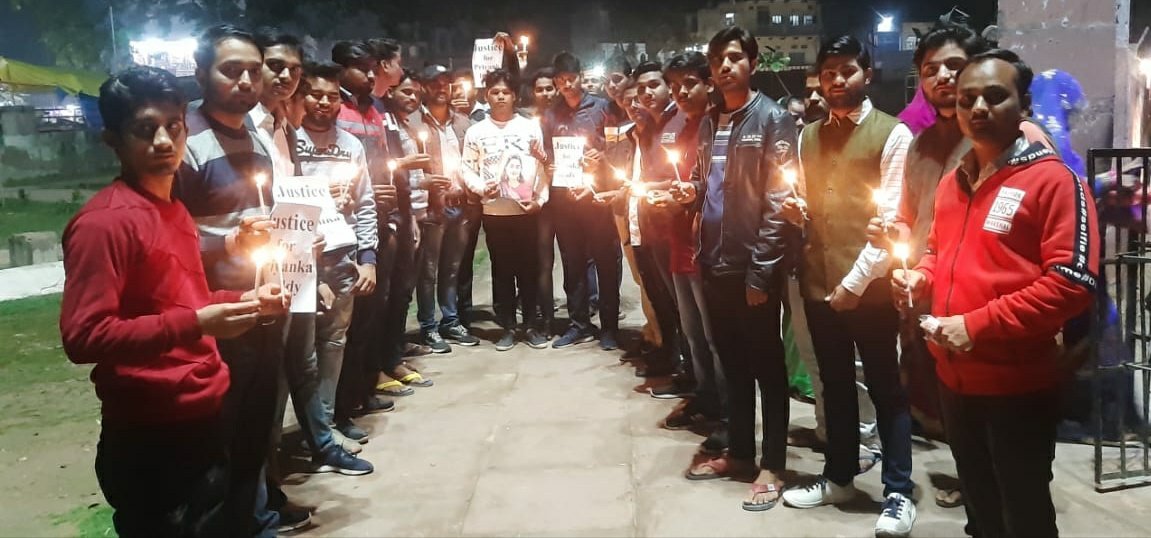 डाॅ. प्रियंका रेड्डी के साथ हुए दुष्कर्म व हत्याकांड के विरोध में सभी समाज के लोगों ने संयुक्त रूप से कैंडल मार्च निकालकर की दोषियों को फांसी की सजा देने की मांग | New India Times