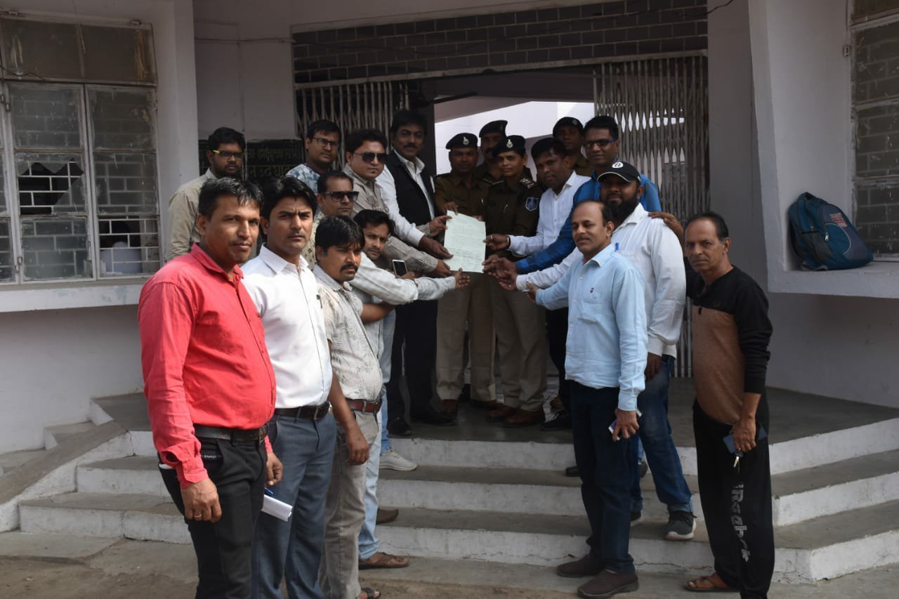 प्रेस पर हमला: महामहिम राज्यपाल के नाम पत्रकारों ने सौंपा ज्ञापन | New India Times