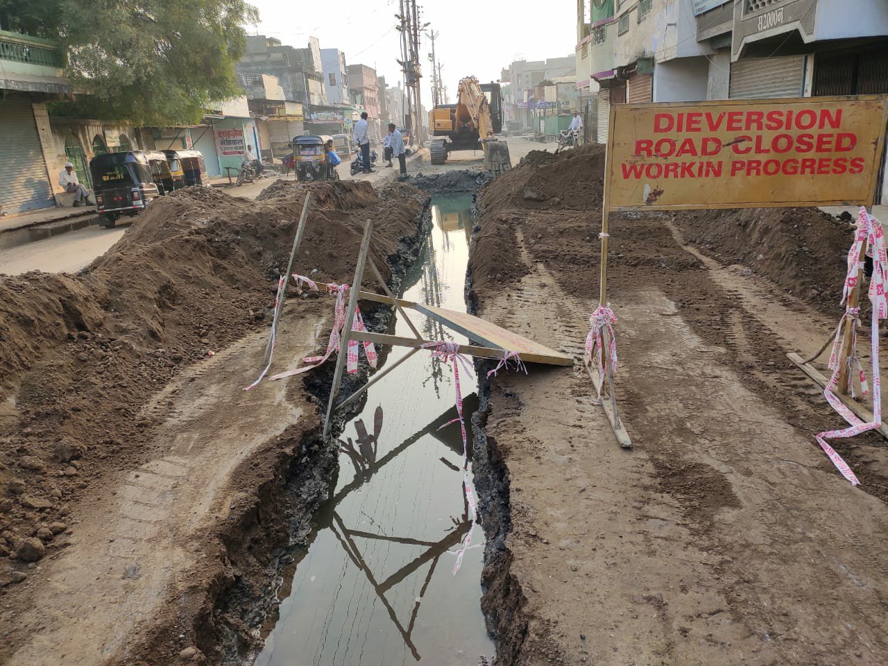 जामनेर में ठेकेदार की लापरवाही से गई 400 मुर्गियों की जान, 70 करोड़ की लागत से लापरवाही से बनाई जा रही नालियां दे रही हैं दुर्घटनाओं को दावत | New India Times