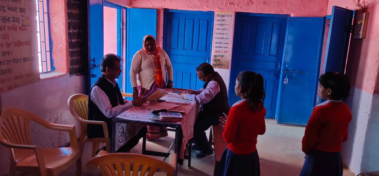 अनुविभागीय अधिकारी राजस्व देवरी ने की शासकीय प्राथमिक विद्यालय की अभ्यास पुस्तिकाओं की जांच | New India Times
