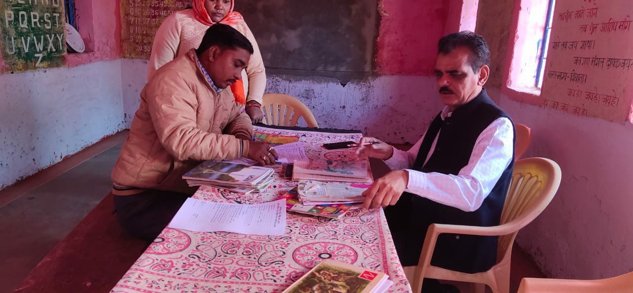 अनुविभागीय अधिकारी राजस्व देवरी ने की शासकीय प्राथमिक विद्यालय की अभ्यास पुस्तिकाओं की जांच | New India Times