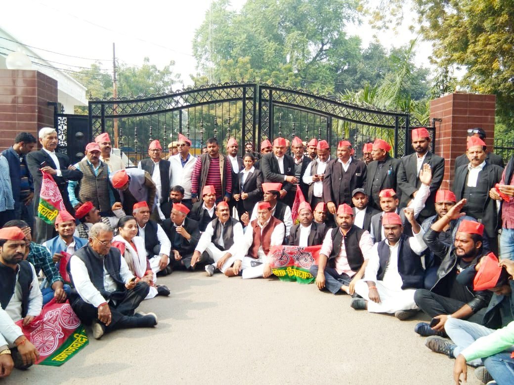 मोदी-योगी सरकार बरखास्त करो के नारों के साथ सपाईयों ने ज़िलाधिकारी आवास का घेराव कर सौंपा ज्ञापन | New India Times