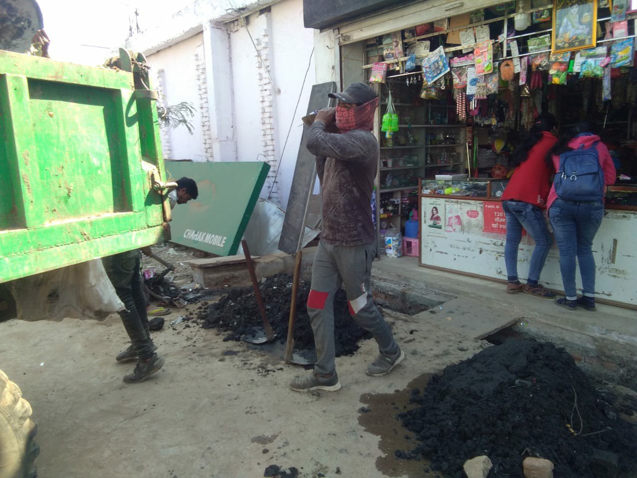 श्री हनुमान घाट भैरोगंज में सफाई कर्मचारियों को सामाजिक कार्यकर्ताओं ने लड्डू खिला कर किया सम्मानित | New India Times