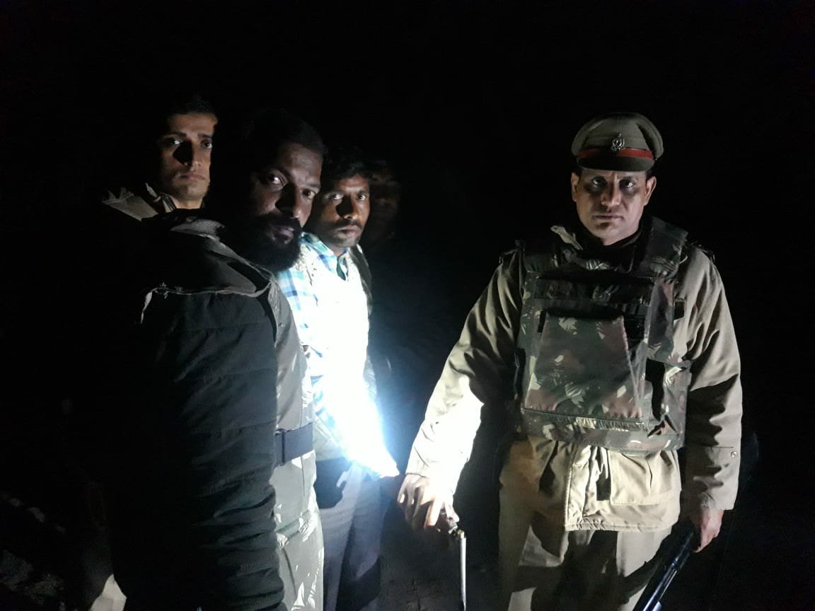 खजुरिया हत्याकांड के दो अभियुक्त पुलिस मुठभेड़ में हुए गिरफ्तार, कोतवाल के भी लगी गोली | New India Times