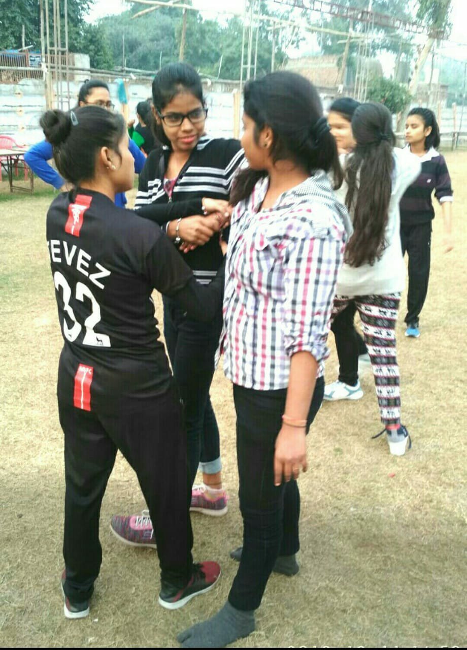 आत्मरक्षा शिविर के चौथे दिन लड़कियों और महिलाओं को दिया गया मार्शल आर्ट का प्रशिक्षण, कल प्रशिक्षण शिविर में दी जाएगी कानूनी जानकारी | New India Times