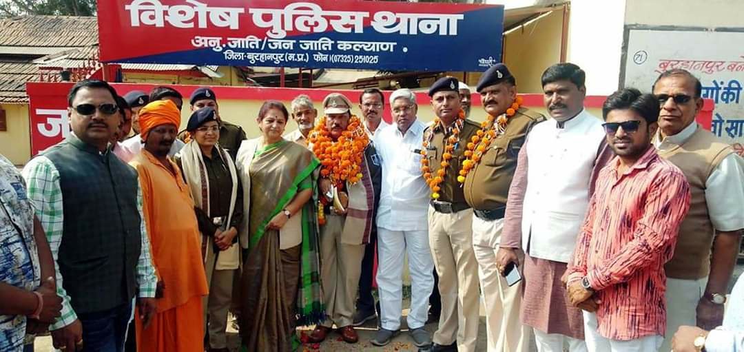 पूर्व कैबिनेट मंत्री श्रीमती अर्चना चिटनिस ने अजाक थाना प्रभारी सहित स्टॉफ का स्वागत कर दी बधाई | New India Times