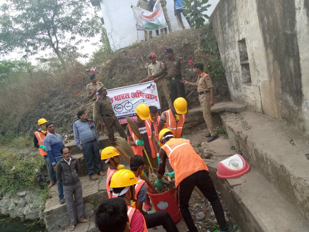 शासकीय नेहरू कॉलेज के एनसीसी कैडेट्स द्वारा चलाया गया क्लीनिंग वाॅटर वाड़ी अभियान | New India Times