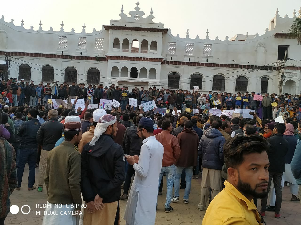 जामिया एवं अलीगढ़ यूनिवर्सिटी के विद्यार्थियों पर पुलिस हिंसा के ख़िलाफ़ भोपाल में हुआ ज़बर्दस्त विरोध प्रदर्शन | New India Times