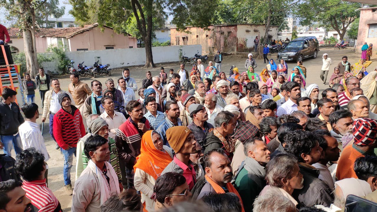 नगर पालिका अध्यक्ष सहित सैकड़ों लोगों ने जुलूस निकाल विरोध प्रदर्शन कर सौंपा ज्ञापन, मंत्री हर्ष यादव ने तुरन्त जनता की मांग को किया पूरा, देवरी नगरपालिका सीएमओ का हुआ नियुक्ति आदेश जारी | New India Times