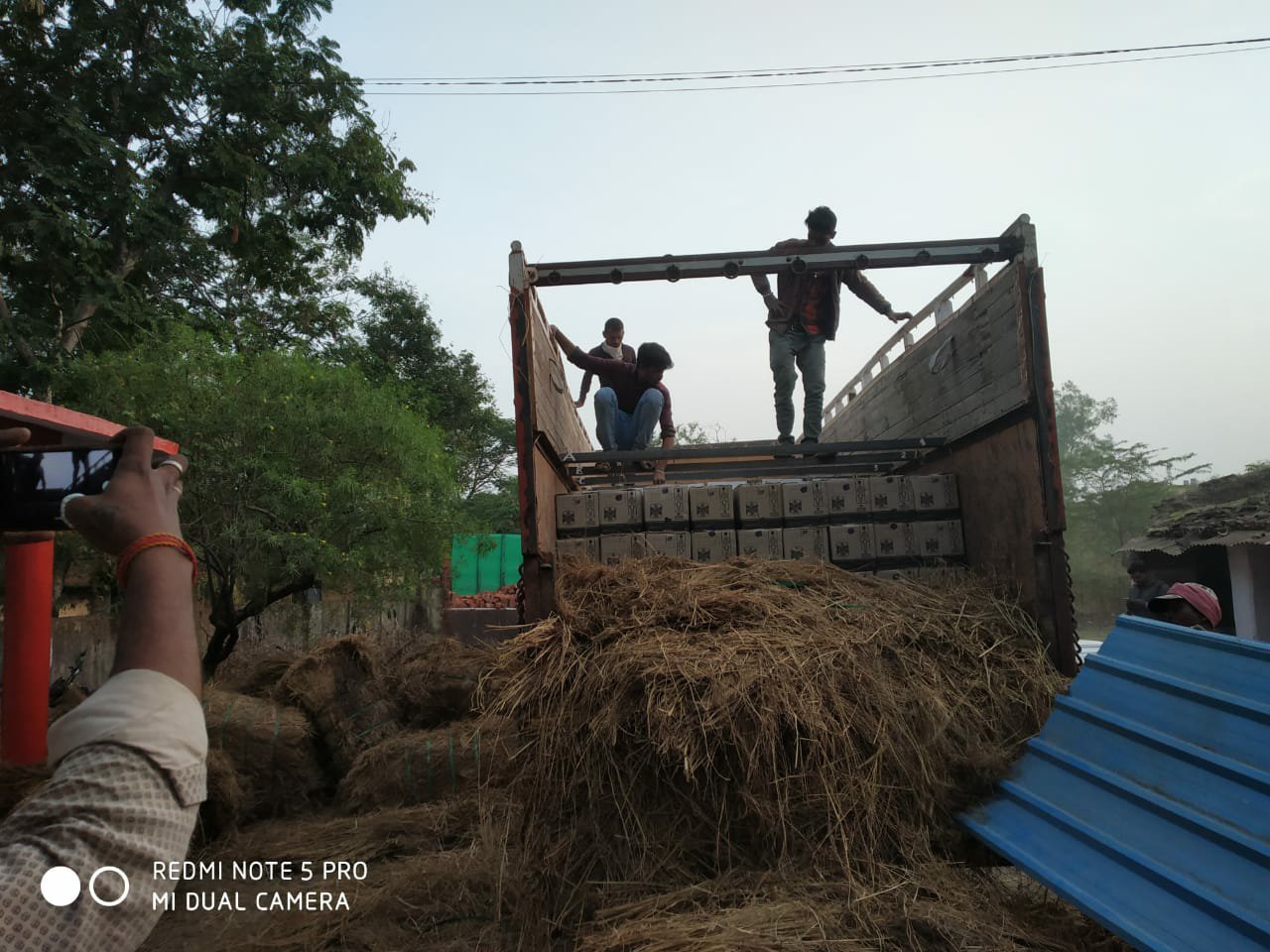 पराली (चावल की भूसी) में छुपा कर भारी मात्रा में अवैध शराब परिवहन करने वाला ट्रक जब्त, 43 लाख रुपये से अधिक मूल्य का अवैध शराब बरामद | New India Times
