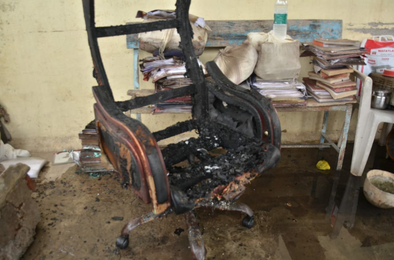 जलगांव जिला के शेंदुर्नी आउट पोस्ट पुलिस थाने में घुसकर एक सनकी युवक ने सरकारी रिकार्ड में लगाई आग | New India Times