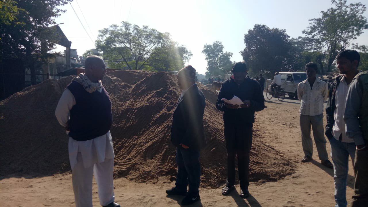 देवरी तहसीलदार ने रेत के अवैध स्टॉक को जब्त व शासकीय भूमि पर बन रहे अवैध निर्माण को किया ध्वस्त | New India Times