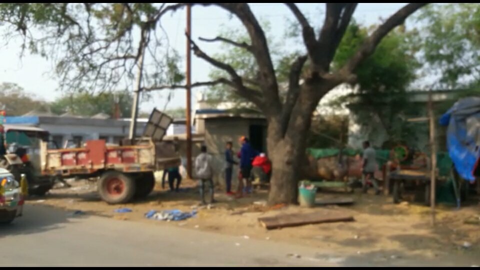 सरकारी जमीनों व सड़क पर की गई अतिक्रमण को हटाने के निर्देश के बाद भी बडे़ अतिक्रमणकारियों ने नहीं हटा अतिक्रमण, राजनीतिक दबाव में अधिकारियों पर भेद-भाव का आरोप | New India Times