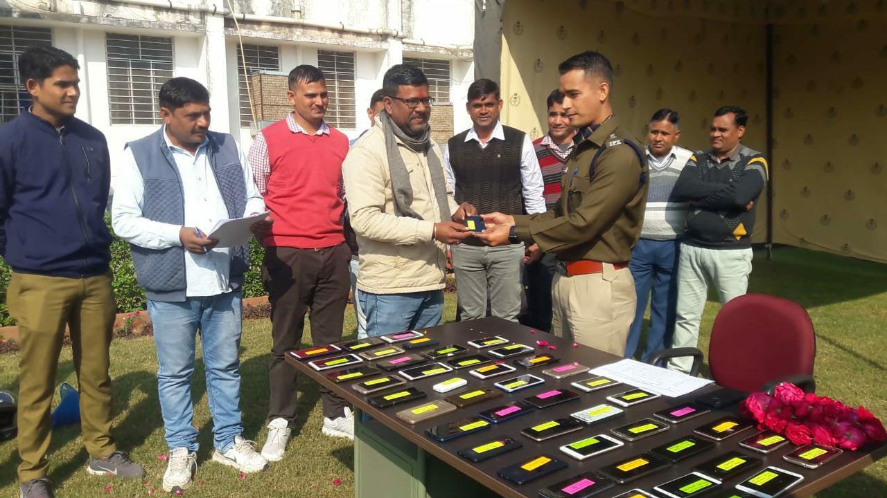 धौलपुर पुलिस अधीक्षक श्री मृदुल कच्छावा के निर्देशन में साइबर टीम ने विशेष अभियान चला कर लगभग 6 लाख रुपये कीमत के चोरी के 50 मोबाइलों को किया बरामद 2 धौलपुर पुलिस अधीक्षक श्री मृदुल कच्छावा के निर्देशन में साइबर टीम ने विशेष अभियान चला कर लगभग 6 लाख रुपये कीमत के चोरी के 50 मोबाइलों को किया बरामद | New India Times