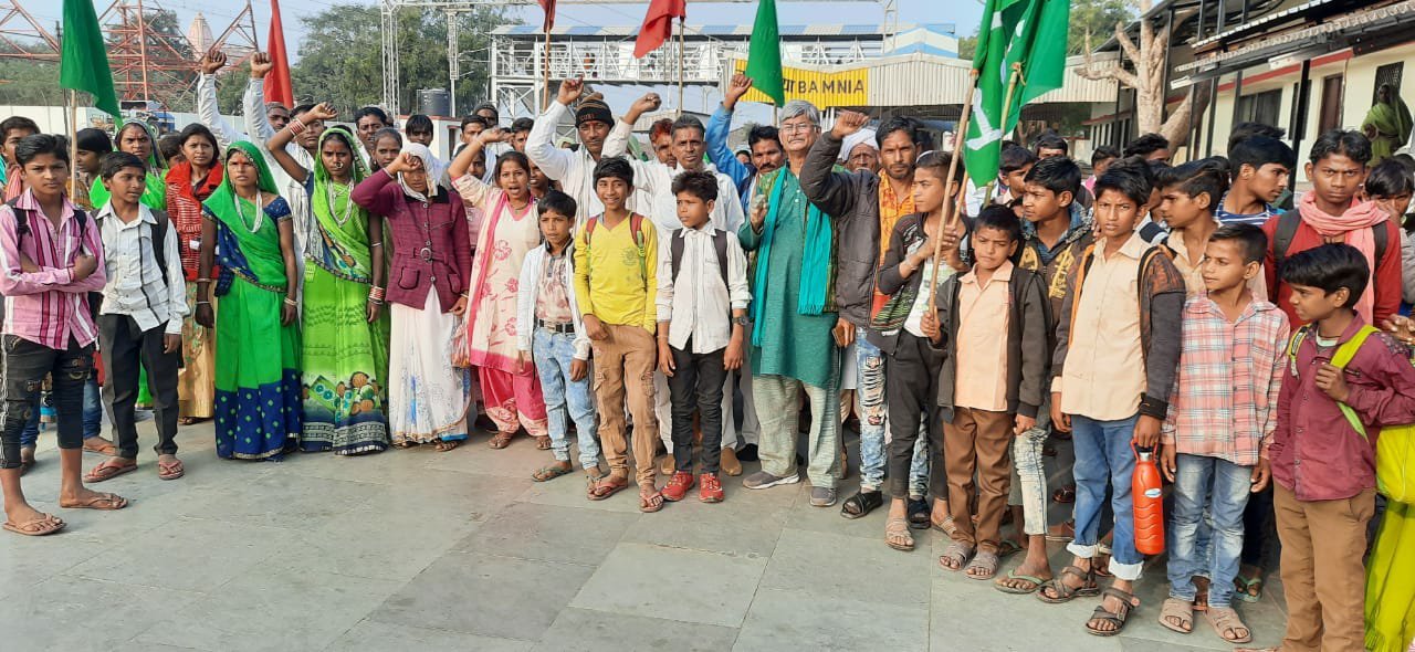 मामा बालेश्वर दयाल जी की 21 वीं पुण्यतिथि के अवसर पर बामनिया में हुआ स्मारिका का लोकार्पण, मामा जी को भारत रत्न दे सरकार: मालती बेन | New India Times