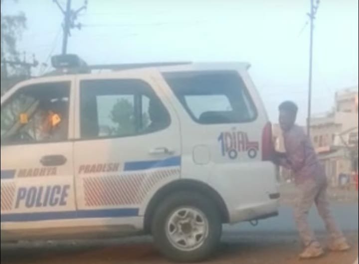 पुलिस की डायल 100 बनी धक्का प्लेट | New India Times