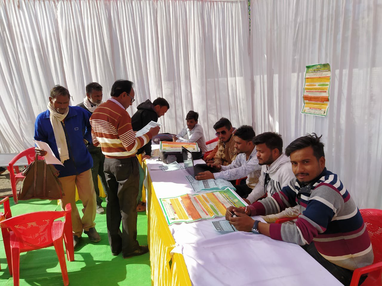 प्रधानमंत्री फसल बीमा योजना की जानकारी के लिए लगा एआईसी कैंप | New India Times