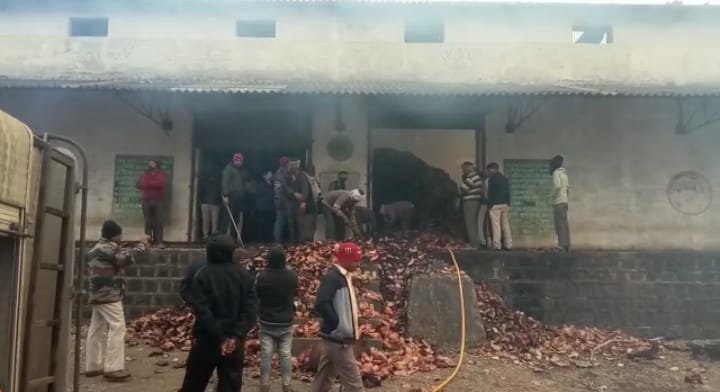 दक्षिण वन मंडल सागर के केसली वन परिक्षेत्र की लघु वनोपज की गोदाम में अचानक लगी आग, करोड़ों रुपये का तेंदूपत्ता जलकर राख | New India Times