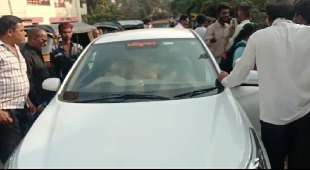 काॅलेज छात्रा को छेड़ने वाले मनचले युवा सेना अध्यक्ष की हुई जमकर पिटाई, पिटाई करते हुए वीडियो हुआ वायरल 2 काॅलेज छात्रा को छेड़ने वाले मनचले युवा सेना अध्यक्ष की हुई जमकर पिटाई, पिटाई करते हुए वीडियो हुआ वायरल | New India Times