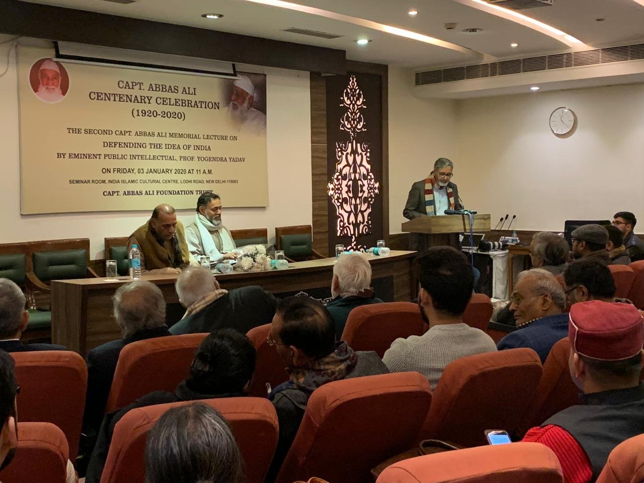 असल मुद्दों से ध्यान हटाने के लिए नागरिकता क़ानून का मसला खड़ा किया गया: योगेंद्र यादव | New India Times