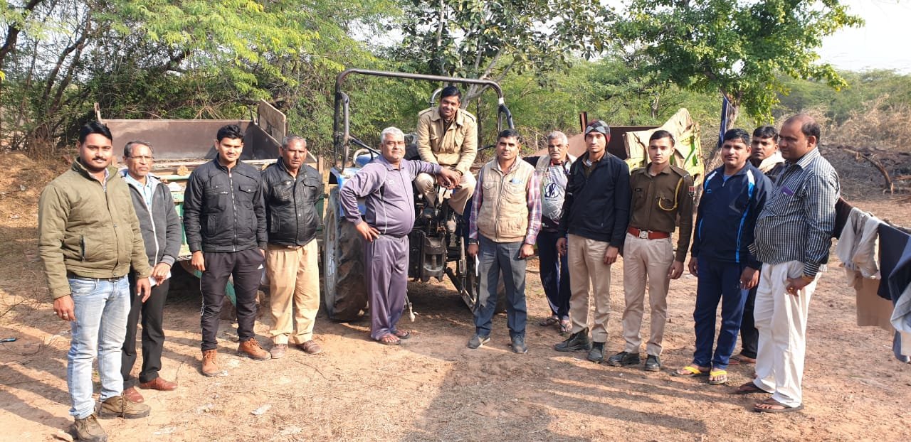 धौलपुर पुलिस ने प्रतिबंधित चम्बल बजरी निकासी के खिलाफ कार्रवाई करते हुए 5 ट्रैक्टरों को किया जब्त | New India Times