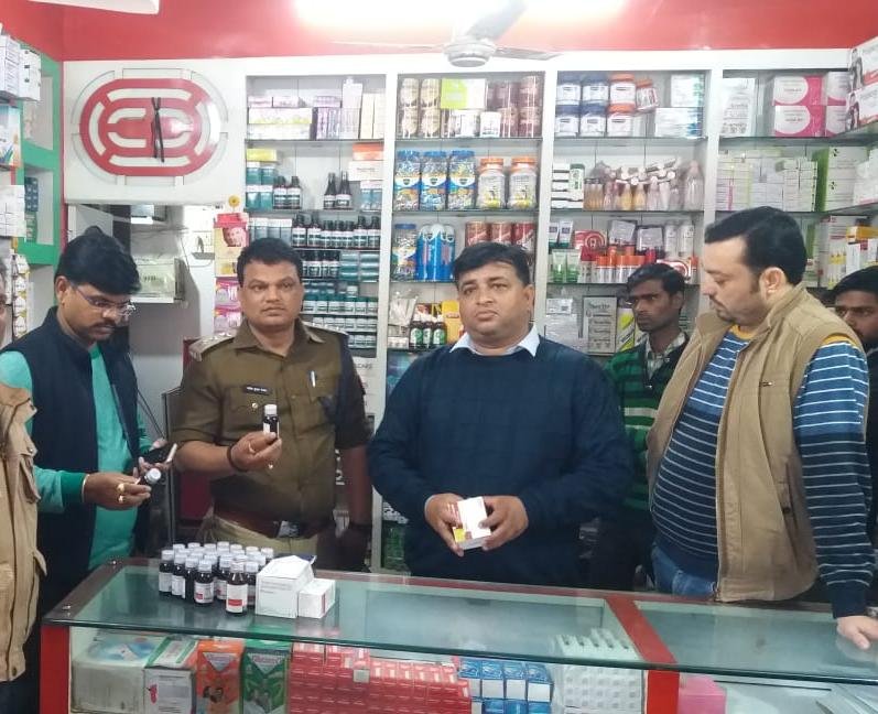 ड्रग इंस्पेक्टर ने पलिया नगर में कई मेडिकल स्टोर पर छापामार कार्रवाई, कई मेडिकल स्टोर बंद कर भागे स्वामी | New India Times