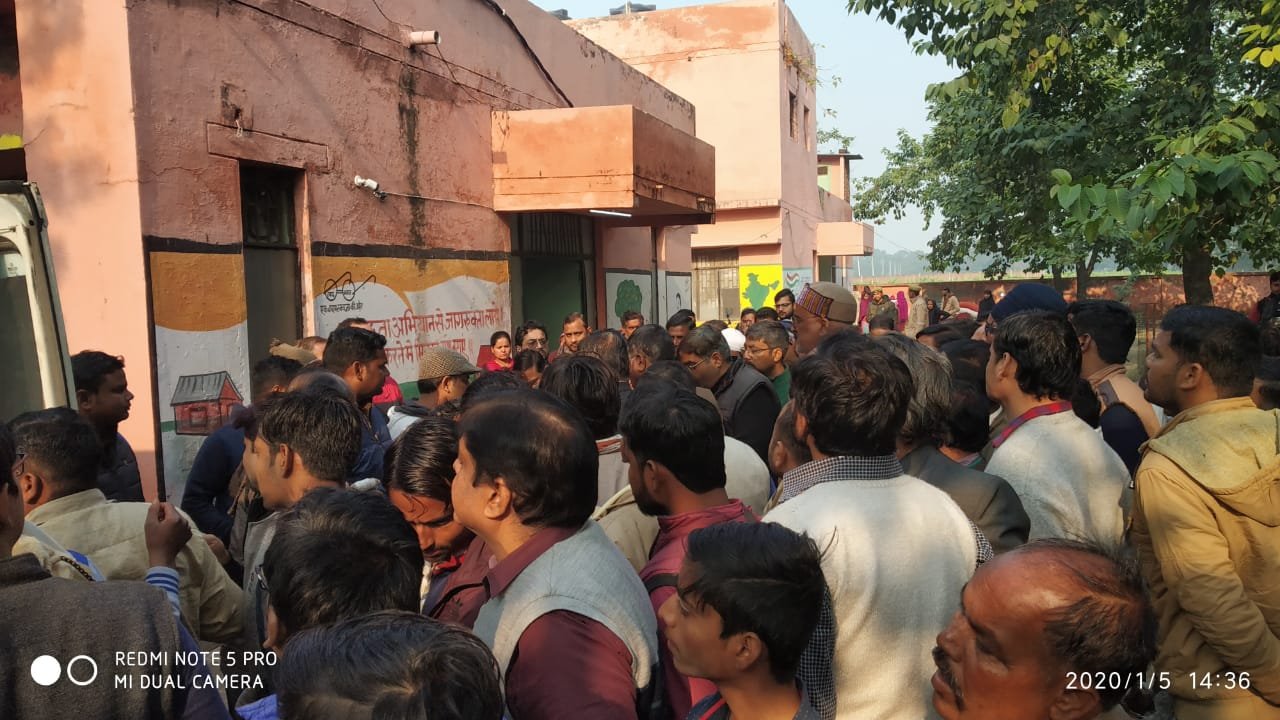 सर्राफा मार्केट में दिन दिहाड़े एक युवक ने युवा सर्राफा कारोबारी को उसकी दुकान में घुसकर मारी गोली | New India Times