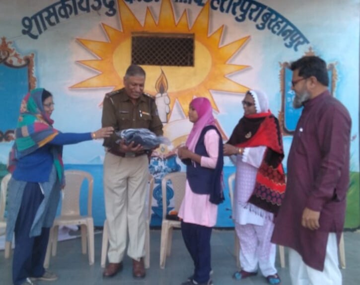 स्टूडेंट पुलिस कैडेट (पीसीसी) योजना के तहत हुआ बालिकाओं को निःशुल्क ड्रेस, कैप व शू का वितरण | New India Times