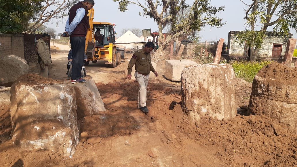 धौलपुर पुलिस ने प्रतिबंधित चम्बल रेती निकासी वाले रास्तों को जेसीबी से पत्थर रख कर कराया बंद | New India Times