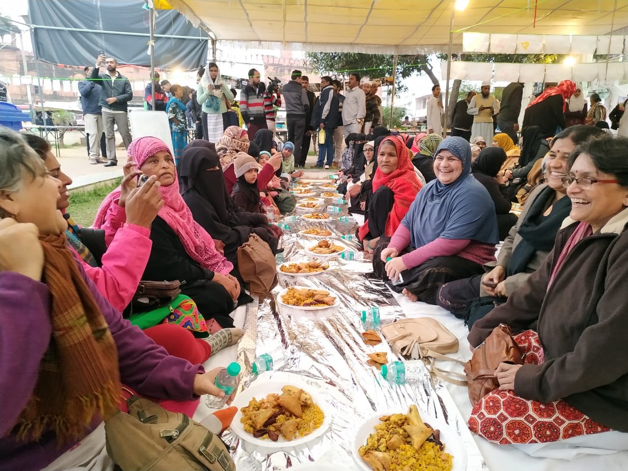 नफ़रत के इस माहौल में भोपाल की हिंदू मुस्लिम महिलाओं ने बिना भेदभाव के सीएए एवं एनआरसी के विरोध में एक साथ रखा रोज़ा और उपवास | New India Times