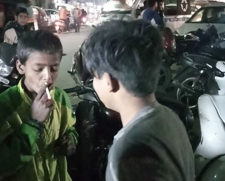 जिन हाथों में स्कूल की किताबें व कलम होनी चाहिए थी आज उन्हीं हाथों में दिखाई दे रहा है बीड़ी और सिगरेट | New India Times
