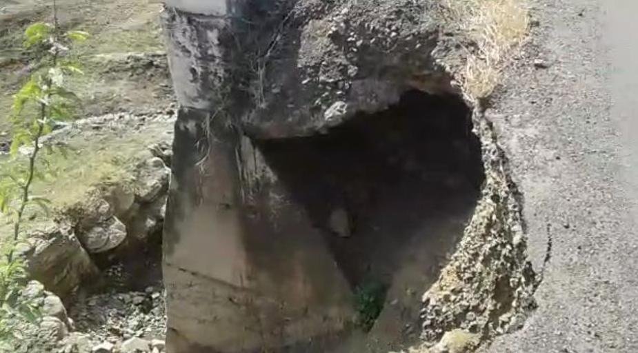 जिम्मेदारों की लापरवाही के कारण जर्जर पुलिया दे रही है दुर्घटना को दावत | New India Times