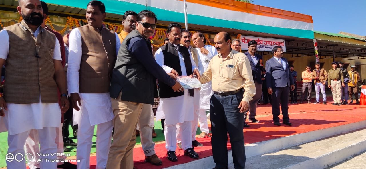 कर्मचारी सेवा व शैक्षिक कार्य के लिए संजय तिवारी हुए सम्मानित | New India Times