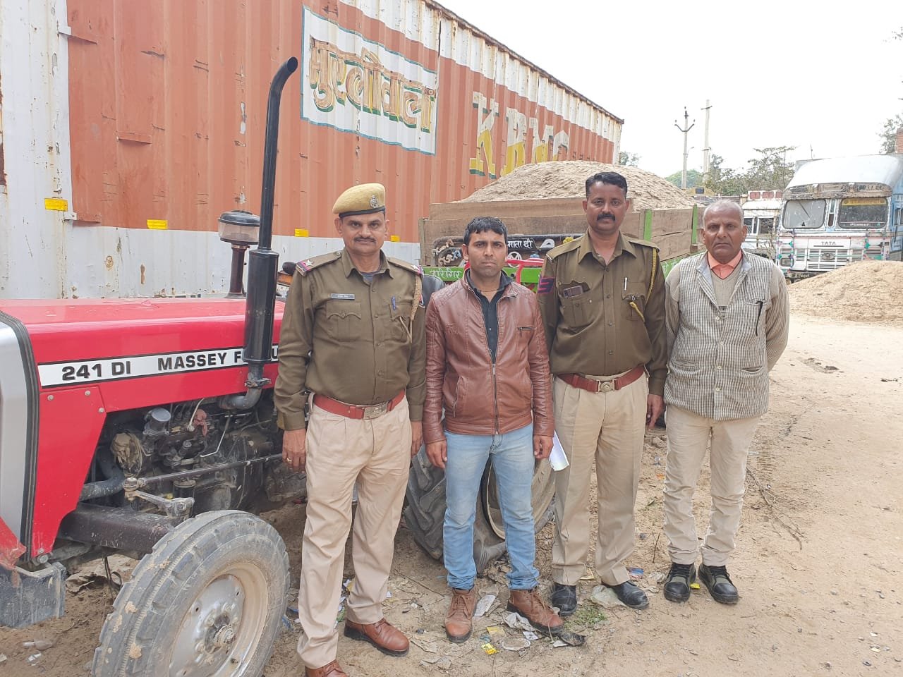 धौलपुर पुलिस ने अवैध चम्बल बजरी ले जाते हुए 3 टैक्ट्रर-ट्रॉली को किया जब्त | New India Times