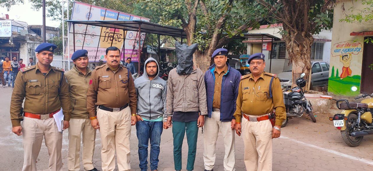 राह चलते लोगों से मोबाईल छीनने वाले झपट्टामार दो लुटेरे गिरफ्तार | New India Times