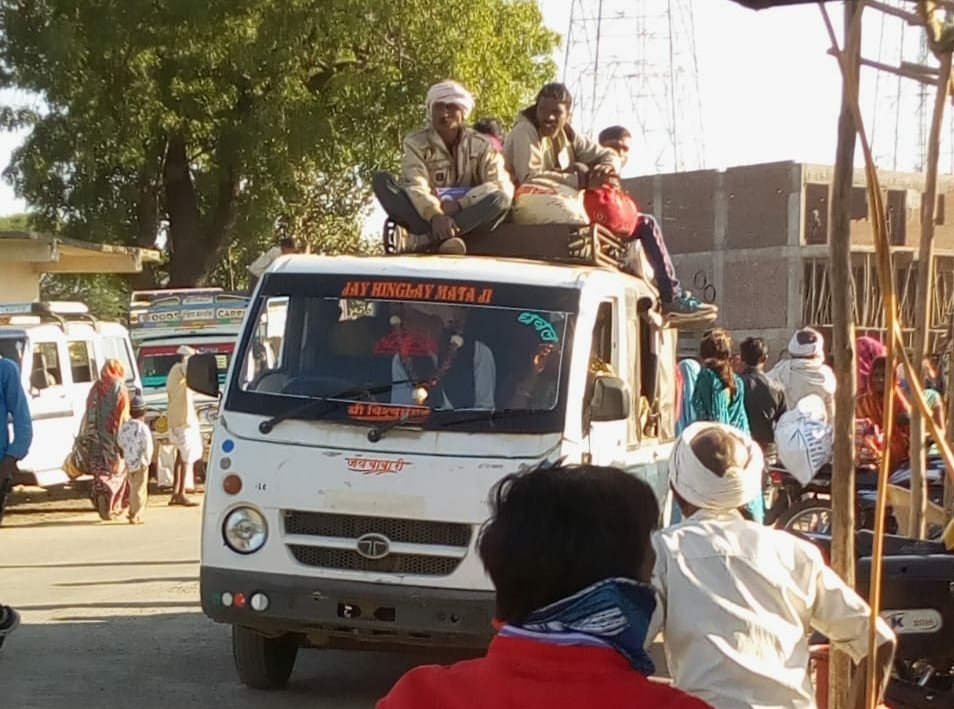 ओवरलोड वाहन खुलेआम उड़ा रहे हैं ट्रैफिक नियमों की धज्जियां | New India Times