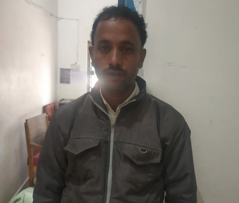 सामाजिक संगठन के सदस्यों ने अवैध देशी शराब ले जाते हुए दो आरोपियों को पकड़कर किया पुलिस के हवाले | New India Times