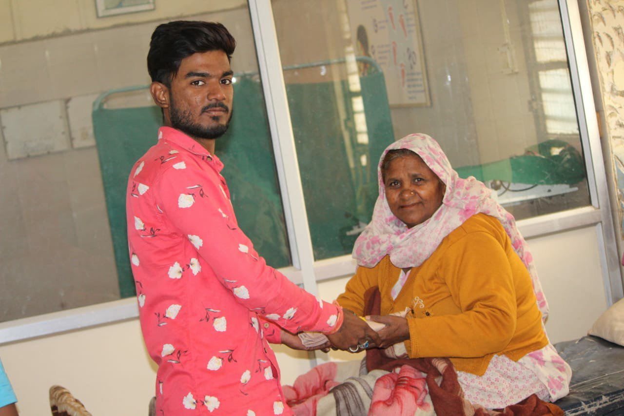 गाज़ी ग्रुप ने नये वर्ष पर अकोट ग्रामीण रुग्णालय में गरीब मरीजों में बांटे कम्बल 3 गाज़ी ग्रुप ने नये वर्ष पर अकोट ग्रामीण रुग्णालय में गरीब मरीजों में बांटे कम्बल | New India Times