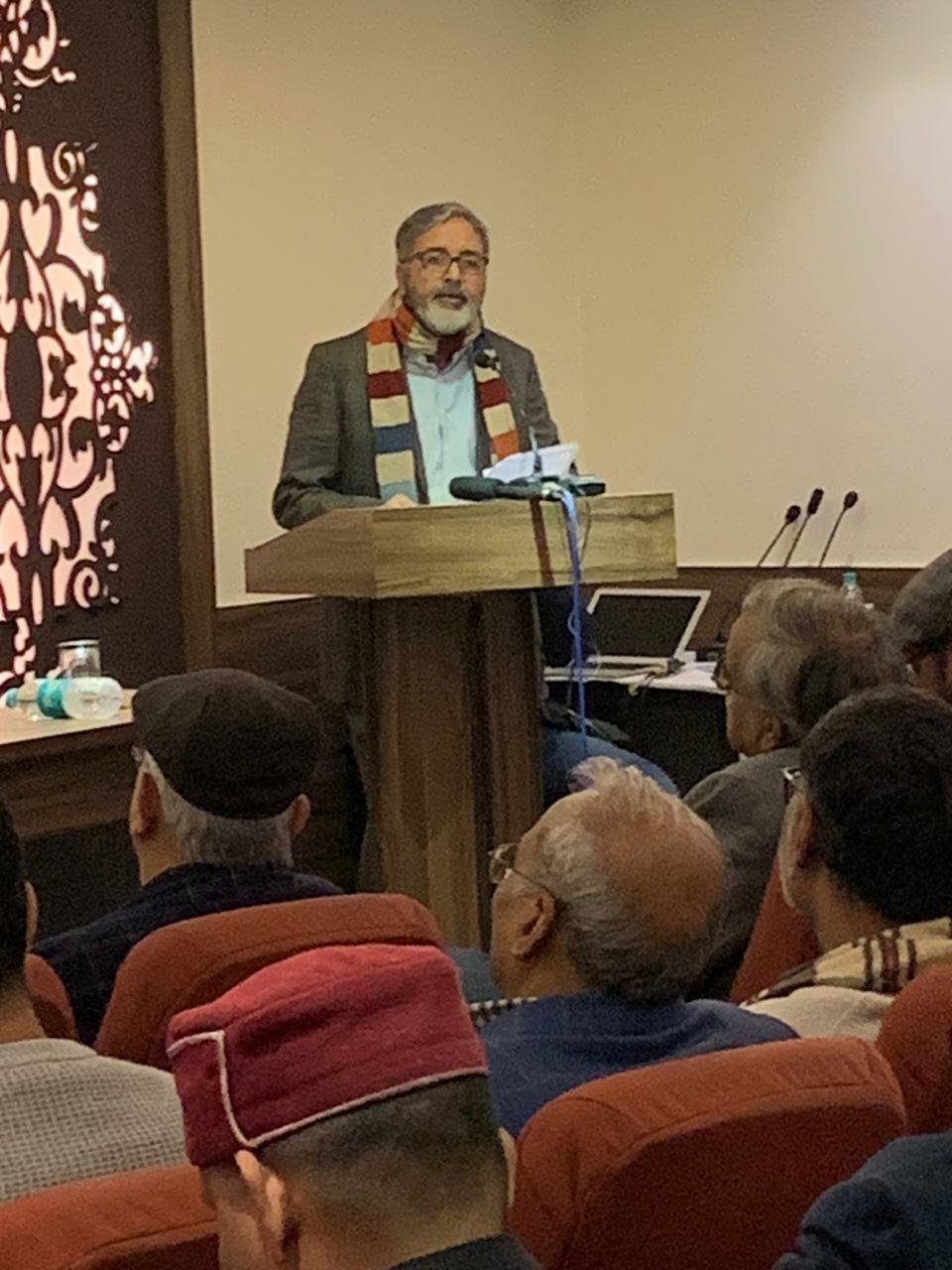 असल मुद्दों से ध्यान हटाने के लिए नागरिकता क़ानून का मसला खड़ा किया गया: योगेंद्र यादव | New India Times