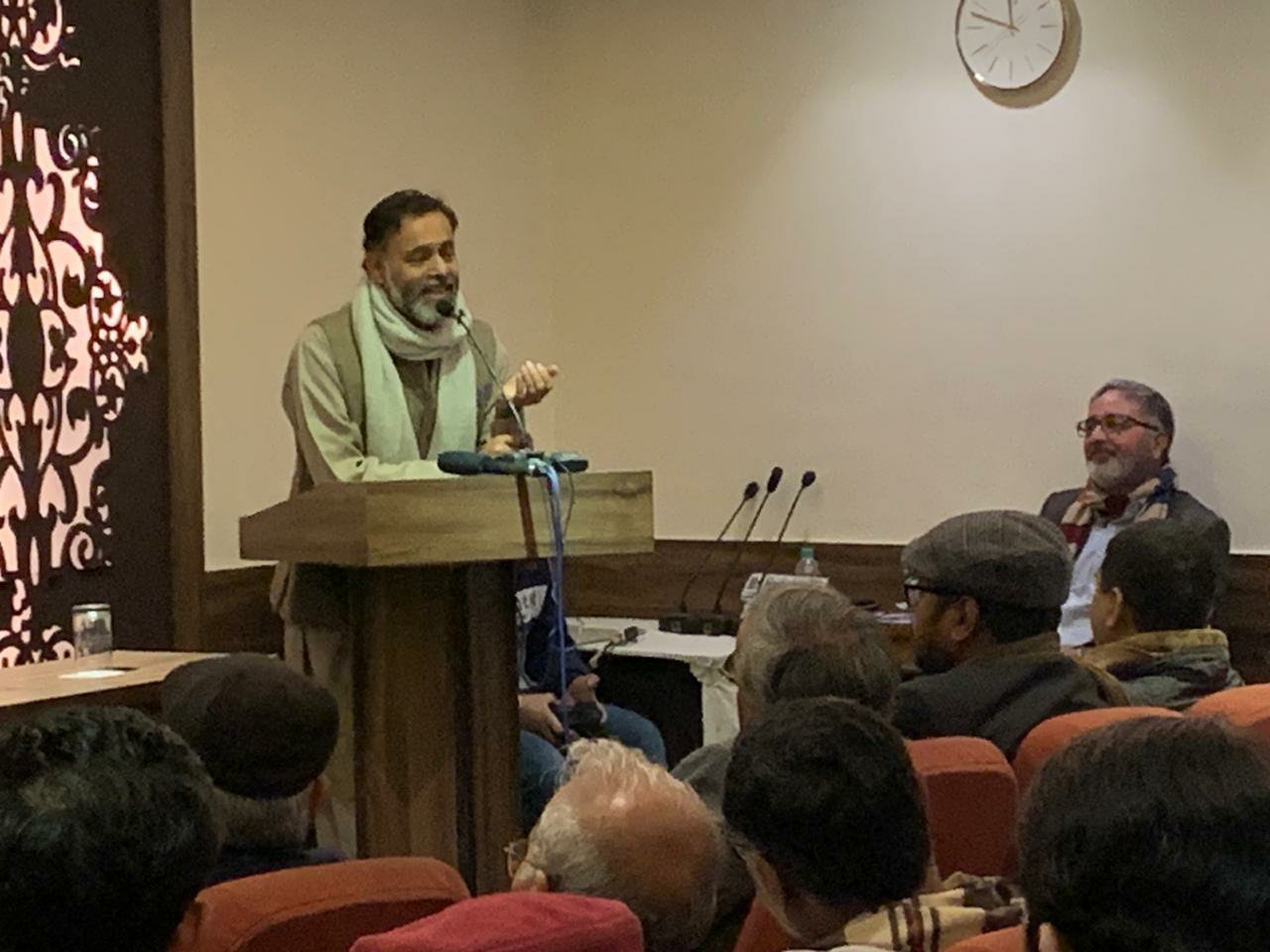 असल मुद्दों से ध्यान हटाने के लिए नागरिकता क़ानून का मसला खड़ा किया गया: योगेंद्र यादव | New India Times