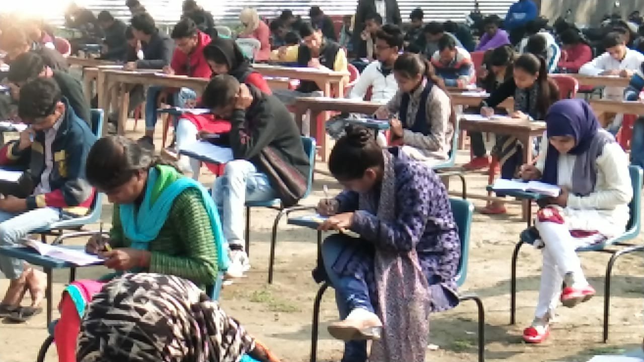 डॉक्टर भीमराव अंबेडकर कन्या शिक्षण संस्थान द्वारा लहरपुर क्षेत्र के हाई स्कूल इंटर व स्नातक के छात्रों को जागरूक करने के लिए किया गया एक कार्यक्रम का आयोजन | New India Times